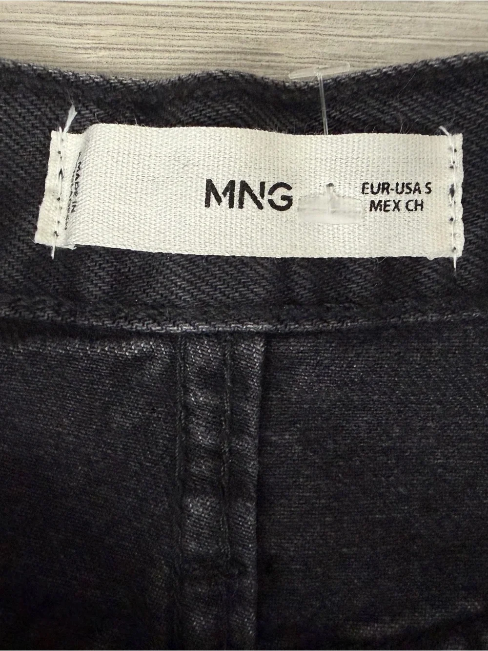 7114 MANGO Black Denim Midi Skirt - Classic Front-Slit Design